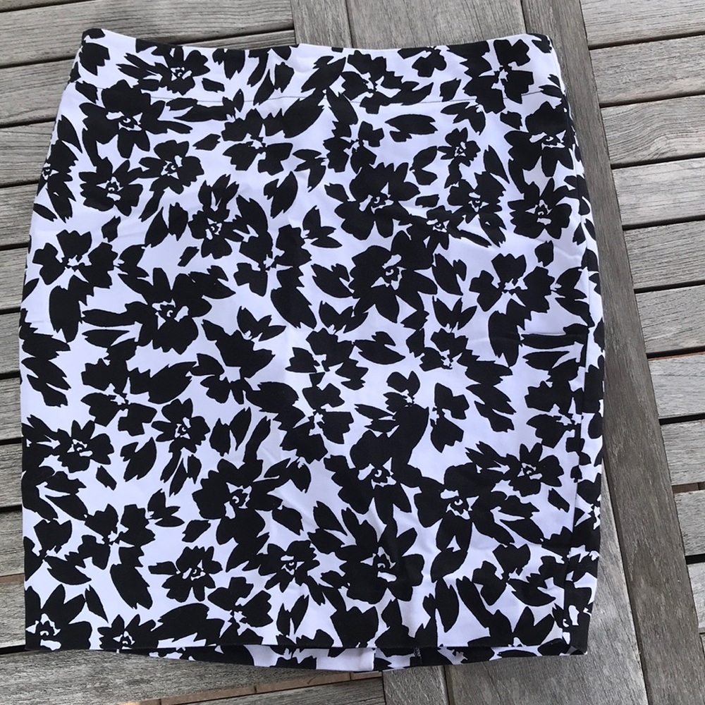 Super Vibrant Black & White Ann Taylor Loft Floral Pencil Skirt Size 10P
